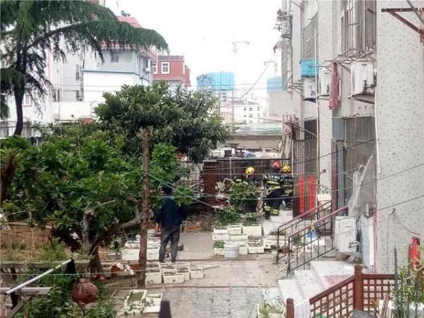 突發(fā)！青島一居民樓發(fā)生爆燃！已造1人死亡，7人受傷！3公里外有震感…