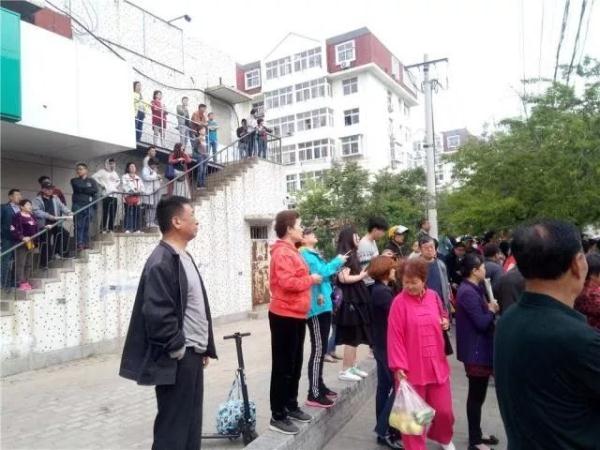 突發(fā)！青島一居民樓發(fā)生爆燃！已造1人死亡，7人受傷！3公里外有震感…